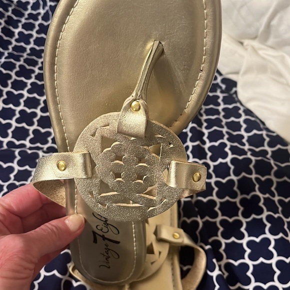 Vintage 7 Eight gold medallion flip-flops- New - Picture 4 of 5